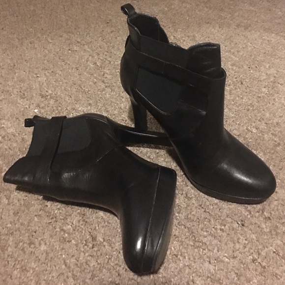 Stylish black ankle boots - Picture 3 of 3